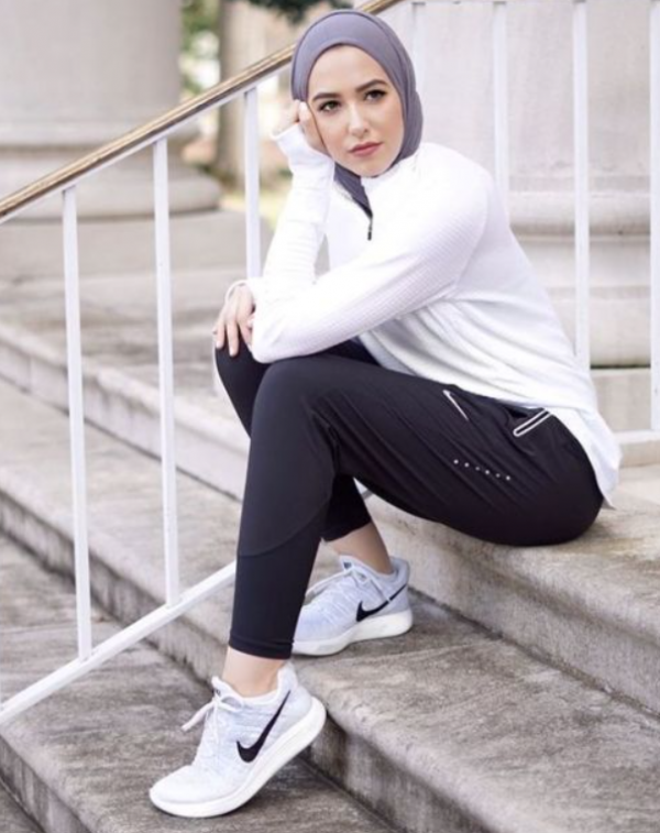 Hijab dengan motif grafis ala sportswear